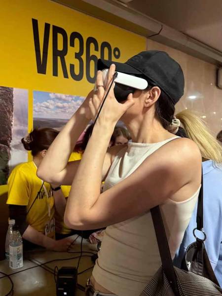 Дівчина у VR-окулярах тестує віртуальну реальність у зоні VR 360 на інтерактивній виставці Той ден