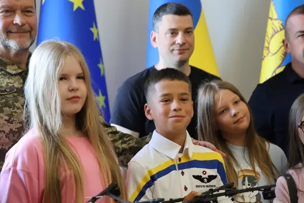 Юний волонтер із Малечковичів тримає придбаний безпілотник для 103 бригади