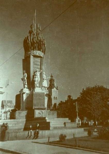 Радянський монумент на нин. пр - ті Свободи. Фото 1940 року
