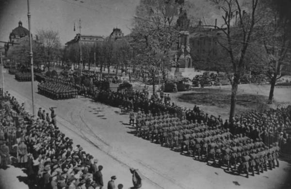 Парад 1 травня 1940 року на нин. пр. Свободи, в тлі - монумент конституції