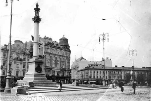 Ліхтарі на площі Міцкевича Source: UMA; LIM collection (Міський медіаархів) Ліхтарі на площі Міцкевича Source: UMA; LIM collection (Міський медіаархів)
