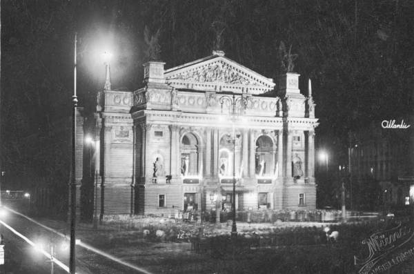 Львівська Опера у нічному освітленні, 1920 - ті рр., фото М. Мюнца