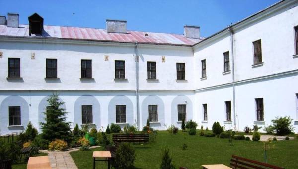 Внутрішній дворик Замойської академії. Сучасне фото. Фото з https://uk.wikipedia.org