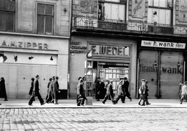 Львів, 1930-ті рр. Правий будинок - пл. Марійська, 7 (сучасна пл. Міцкевича 6/7). На другому поверсі знаходилось Café la Paix, назва котрого видніється у правому верхньому куті. 