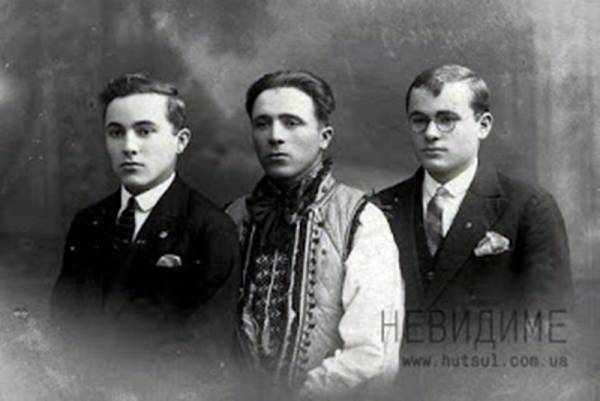 Крайній з права М.Арсенич