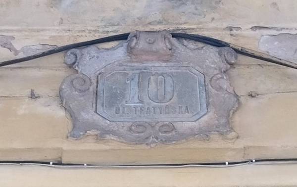 Збережений номерний знак по вул. Театинській, 10 (сучасна Максима Кривоноса)