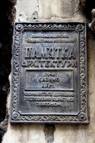 Табличка пам’ятки архітектури на будівлі "Казино де Парі" у Львові. Фото 2015 року