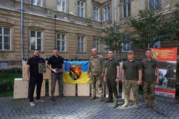 Представники Львівської ОВА та військові 45-ї окремої артилерійської бригади під час передачі дронів у подвір’ї