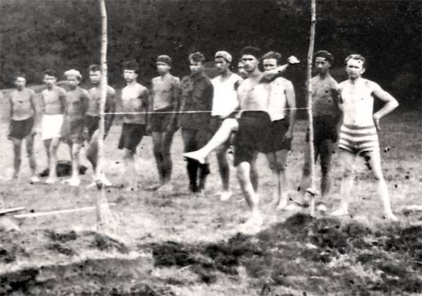 Заняття із стрибків у висоту під час курінного табору "Червоної Калина" (С. Бандера стоїть першим зліва), літо 1930 року. Табір тривав від 10 липня до 3 серпня в с. Крушельниця (тепер Сколівський р-н Львівської обл.)