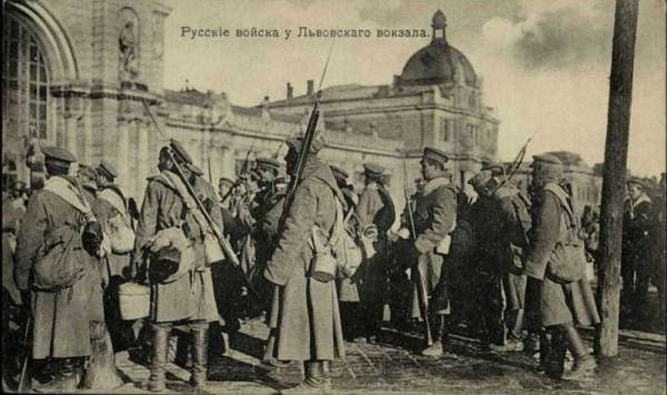 Російські військові біля львівського залізничного вокзалу. Вересень 1914 р.