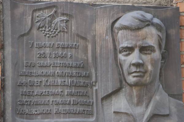 Меморіальна дошка Олега Ольжича у Львові