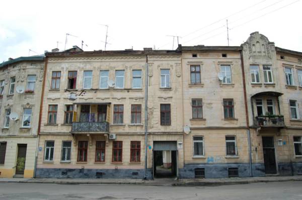 Будівлі колишньої ремісничої бурси імені Тобіаша Ашкеназі на Лемківській. Фото 2015 року