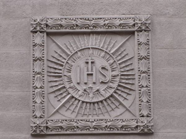 Герб Товариства Ісуса на стінах Латинської катедри. Фото з http://velychlviv.com