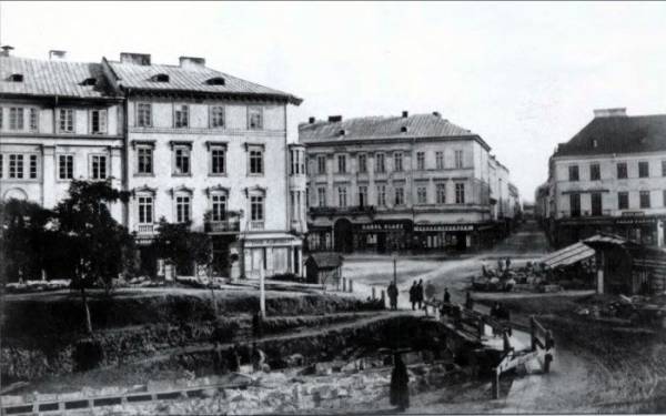 Кам'яниця Понінського під час засклепіння Полтви. Фото 1887 року