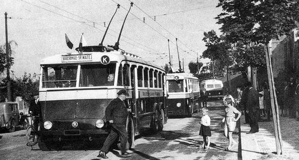 Відкриття тролейбусного руху в Празі у 1936 році. На передньому плані – тролейбус «Škoda 1Tr» у лівосторонньому виконанні. Фото 1936 року
