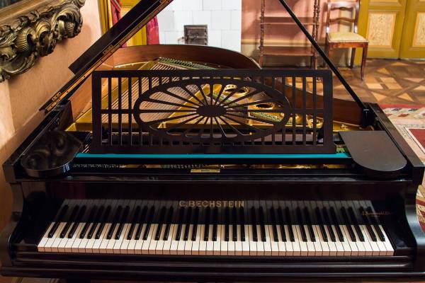 Фортепіано фірми “C. Bechstein” Модеста Менцинського в експозиції львівського Музею Соломії Крушельницької