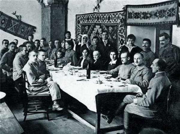 Щедрий вечір 1916-го в притулку Українських січових стрільців у Львові. У центрі сидить Іван Франко.