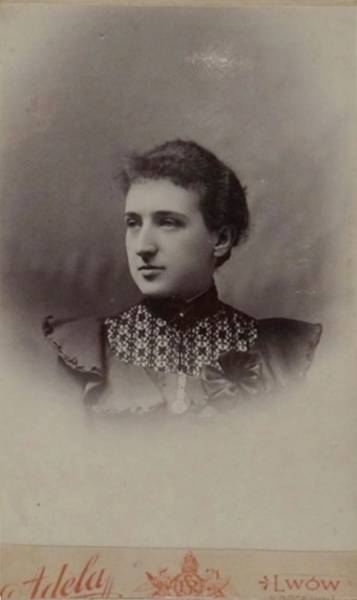 Жінка з Львова, фотосалон «Аделя», 1900 р.