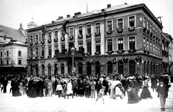Кам'яниця №9 на площі Міцкевича, оздоблена святковими гірляндами та прапорами, очевидно, з нагоди Крайової виставки. Фото 1894 року