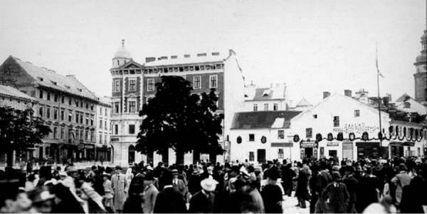 Увінчана святковими гірляндами Бойківська кам'яниця на площі Галицькій. Фото 1894 року