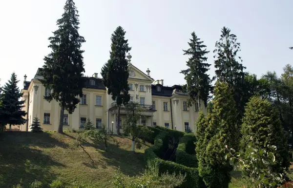 Митрополичі палати із садами на схилі Святоюрської гори, фото 2015 року. Митрополичі палати із садами на схилі Святоюрської гори, фото 2015 року.