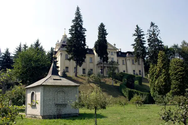 Митрополичі палати із садами на схилі Святоюрської гори, фото 2015 року. Митрополичі палати із садами на схилі Святоюрської гори, фото 2015 року.