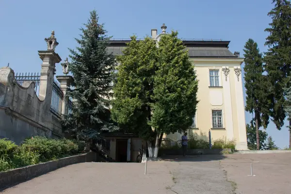 Митрополичі палати із садами на схилі Святоюрської гори, фото 2015 року. Митрополичі палати із садами на схилі Святоюрської гори, фото 2015 року.