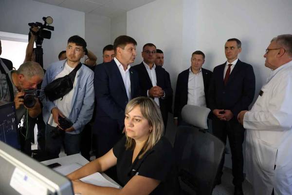 Міністр охорони здоров'я Віктор Ляшко та представники влади оглядають обладнання в новому скринінговому центрі Львівського онкоцентру