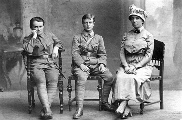 Зліва - дес. Г.Дмитерко, хор. С.Галечко, О.Басараб. Відень, 1917 р. Зліва - дес. Г.Дмитерко, хор. С.Галечко, О.Басараб. Відень, 1917 р.