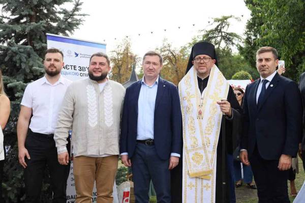 Максим Козицький, Дмитро Лубінець та священнослужитель разом із гостями на святі Панаїр у Львові.