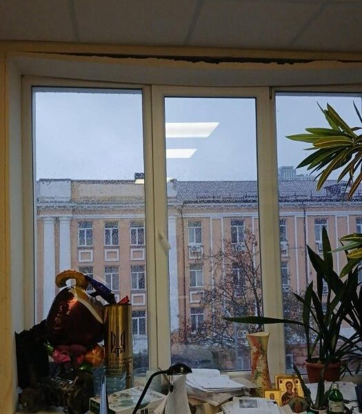 Зруйновано офіс НКРЕКП: наслідки російської атаки на Київ (ФОТО)