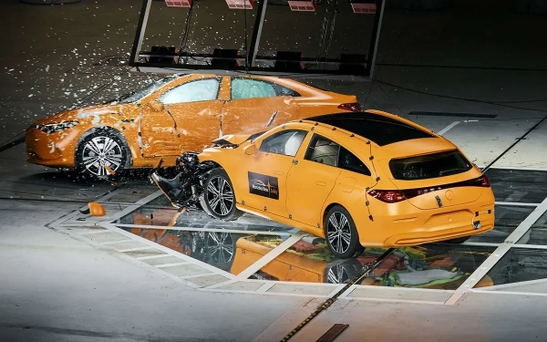 Mercedes-Benz порівняв безпеку CLA: ДВЗ проти електромотора