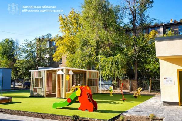 Дитячі садочки укриття – у прифронтовому Запоріжжі відкрили перший підземний дитсадок У Запоріжжі почав працювати перший підземний дитячий садок. Навчальний заклад у безпечному просторі зможе приймати 115 дітей.